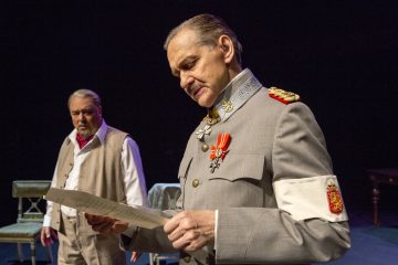 Helsingin Kaupunginteatteri – Mannerheim ja saksalainen suudelma – Kuvassa: Pertti Sveholm, Asko Sarkola – Kuva © Tapio Vanhatalo