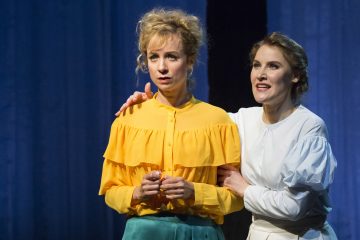 Helsingin Kaupunginteatteri – Kultainen vasikka – Kuvassa: Sanna-June Hyde ja Vappu Nalbantoglu –
Kuva © Mirka Kleemola