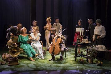 Helsingin Kaupunginteatteri – Kultainen vasikka – Kuvassa: Jari Pehkonen, Helmi-Leena Nummela, Vappu Nalbantoglu, Ursula Salo, Sanna-June Hyde, Tuukka Leppänen, Rauno Ahonen, Aino Seppo, Petrus Kähkönen ja Heidi Herala – Kuva © Mirka Kleemola