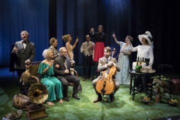 Helsingin Kaupunginteatteri – Kultainen vasikka – Kuvassa: Jari Pehkonen, Helmi-Leena Nummela, Ursula Salo, Petrus Kähkönen, Sanna-June Hyde, Rauno Ahonen, Aino Seppo, Tuukka Leppänen, Vappu Nalbantoglu ja Heidi Herala – Kuva © Mirka Kleemola