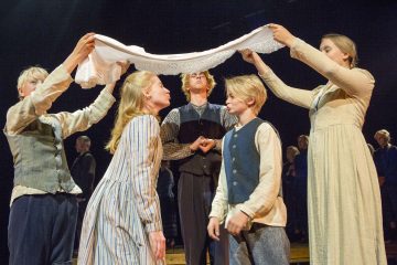 Helsingin Kaupunginteatteri – Myrskyluodon Maija – Kuvassa Kaapo Kallio, Lotta Pesonen, Pablo Ounaskari, Kaspian Kallio, Jenni Haapanen – Kuva © Tapio Vanhatalo