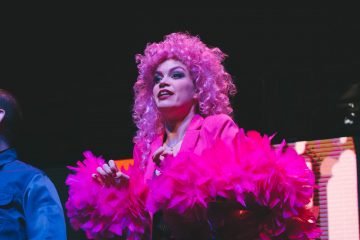 Chickenshed London:
PRINSESSA RUUSUNEN – PALUU TULEVAISUUTEEN – ShedHelsinki-tuotanto – Kuva © Timea Slavic