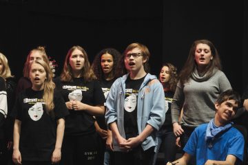 Chickenshed London:
PRINSESSA RUUSUNEN – PALUU TULEVAISUUTEEN – ShedHelsinki-tuotanto – Kuva © Timea Slavic