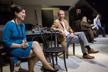 Helsingin Kaupunginteatteri – Hinta – Kuvassa Aino Seppo, Eero Aho, Esko Salminen ja Santeri Kinnunen – Kuva © Tapio Vanhatalo