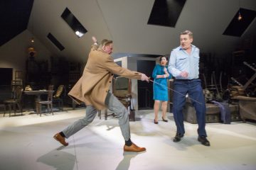 Helsingin Kaupunginteatteri – Hinta – Kuvassa Eero Aho, Aino Seppo ja Santeri Kinnunen – Kuva © Tapio Vanhatalo