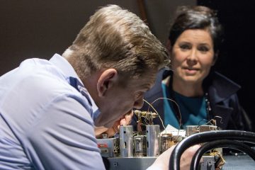 Helsingin Kaupunginteatteri – Hinta – Kuvassa Santeri Kinnunen ja Aino Seppo – Kuva © Tapio Vanhatalo