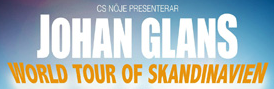 Tekstigrafiikka, jonka taustalla on kaltevuus, jossa lukee: CS Nöje presenterar Johan Glans World Tour of Skandinavien: CS Nöje presenterar Johan Glans World Tour of Skandinavien lihavoituna, valkoisin ja keltaisin kirjaimin.