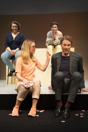 Lilla Teatern – Egenmäktigt förfarande - På bilden Anja Bargum, Emilia Nyman, Linda Zilliacus och Johan Fagerudd - foto © Henrik Schütt