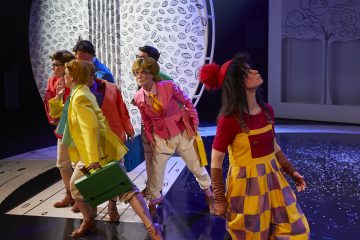 Helsingin Kaupunginteatteri – Mörköooppera – Kuvassa Sanna Majuri, takana Sari Haapamäki, Sofia Hilli, Marjut Toivanen, Heikki Sankari, Tiina Peltonen, Leena Rapola – Kuva © Tom Röllich