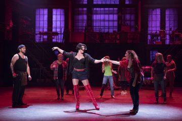 Helsingin Kaupunginteatteri – Kinky Boots – Kuvassa Tero Koponen, Sanna Saarijärvi, Lauri Mikkola, Laura Alajääski, Inka Tiitinen, Sonja Pajunoja – Kuva © Mirka Kleemola