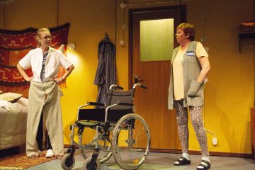 Lilla Teatern – Fly Me To The Moon – På bilden Linda Zilliacus och Pia Runnakko – Foto Henrik Schütt