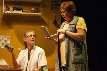 Lilla Teatern – Fly Me To The Moon – På bilden Linda Zilliacus och Pia Runnakko – Foto Henrik Schütt