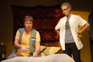 Lilla Teatern – Fly Me To The Moon – På bilden Pia Runnakko och Linda Zilliacus – Foto Henrik Schütt