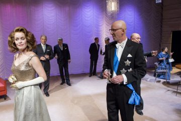 Helsingin Kaupunginteatteri – Kekkonen ja Kremlin tanssikoulu – Kuvassa: Tiina Peltonen, Eero Aho, takana Risto Kaskilahti, Rauno Ahonen, Jari Pehkonen, Petri Palo, Pertti Sveholm, Marjut Toivanen – Kuva © Tapio Vanhatalo