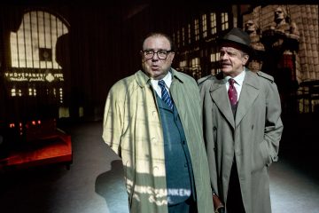 Helsingin Kaupunginteatteri – Kekkonen ja Kremlin tanssikoulu – Kuvassa: Pertti Sveholm,   Timo Torikka – Kuva © Tapio Vanhatalo