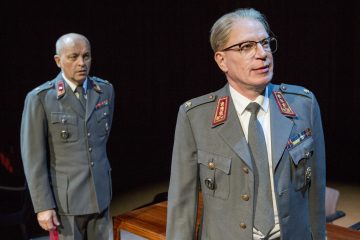 Helsingin Kaupunginteatteri – Kekkonen ja Kremlin tanssikoulu – Kuvassa: Rauno Ahonen ja Jari Pehkonen – Kuva © Tapio Vanhatalo