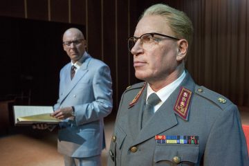 Helsingin Kaupunginteatteri – Kekkonen ja Kremlin tanssikoulu – Kuvassa: Eero Aho ja Jari Pehkonen – Kuva © Tapio Vanhatalo