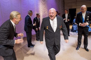 Helsingin Kaupunginteatteri – Kekkonen ja Kremlin tanssikoulu – Kuvassa: Risto Kaskilahti, Pertti Sveholm, Eero Aho, takana Rauno Ahonen,  Jari Pehkonen, Mikko Virtanen – Kuva © Tapio Vanhatalo