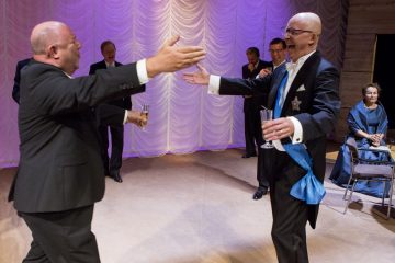 Helsingin Kaupunginteatteri – Kekkonen ja Kremlin tanssikoulu – Kuvassa: Pertti Sveholm, Eero Aho, takana  Jari Pehkonen, Pertti Palo, Mikko Virtanen, Marjut Toivanen – Kuva © Tapio Vanhatalo