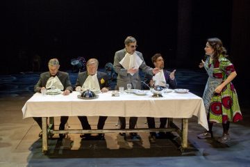 Helsingin Kaupunginteatteri – Herra Puntila ja hänen renkinsä Matti – Kuvassa: Kari Mattila, Eero Saarinen, Matti Olavi Ranin, Unto Nuora, Laura Alajääski – Kuva © Tapio Vanhatalo