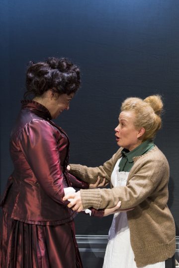 Helsingin Kaupunginteatteri – Nukkekoti, osa 2 – Kuvassa Susanna Mikkonen, Ursula Salo – Kuva © Tapio Vanhatalo
