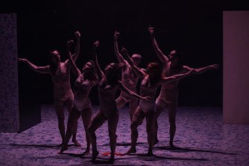 Helsingin Kaupunginteatteri – Bonfire: The Wandering Bands Of Storytelling Sapiens – Kuvassa Mikko Paloniemi, Sofia Hilli, Inka Tiitinen, Justus Pienmunne, Heidi Naakka,  Jyrki Kasper – Kuva © Henriikka Koskenniemi