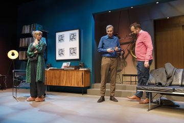 Ens lite lugn i huset – Lilla Teatern – På bilden Åsa Wallenius, Robert Enckell, Max Forsman – Foto Henrik Schütt