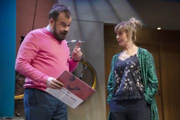 Ens lite lugn i huset – Lilla Teatern – På bilden Max Forsman och Åsa Wallenius – Foto Henrik Schütt
