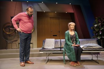 Ens lite lugn i huset – Lilla Teatern – På bilden Max Forsman och Åsa Wallenius – Foto Henrik Schütt