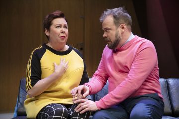 Ens lite lugn i huset – Lilla Teatern – På bilden Pia Runnakko och Max Forsman – Foto Henrik Schütt