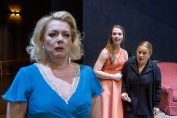 Helsingin Kaupunginteatteri – Sari Siikander, Elviira Kujala, Ursula Salo – Kuva © Tapio Vanhatalo