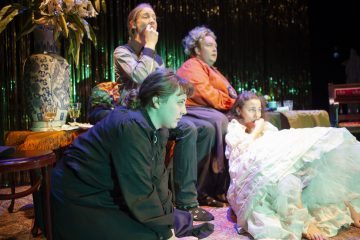 Lilla Teatern – En blick är en blick är en blick – På bilden Mathilda Kruse, Antti Saarikallio, Herman Nyby, Oksana Lommi – Foto © Patrik Pesonius