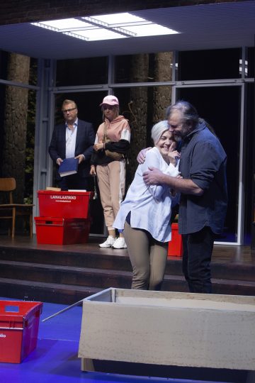 Helsingin Kaupunginteatteri – Vihainen leski – Kuvassa Riitta Havukainen, Kai Lehtinen, takana Heikki Sankari, Sanna-June Hyde – Kuvaaja @ Harri Hinkka