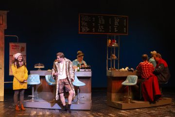 Helsingin Kaupunginteatteri – Päiväni murmelina – Kuvassa Maria Lund, Lari Halme, Annamaria Karhulahti, Mikko Jokinen, Arne Nylander – Kuva © Robert Seger