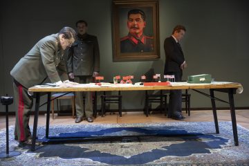 Helsingin Kaupunginteatteri – Stalinin suloinen ruoska – Kuvassa
Sixten Lundberg, Risto Kaskilahti ja Jari Pehkonen – Kuva © Stefan Bremer