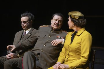 Helsingin Kaupunginteatteri – Stalinin suloinen ruoska – Kuvassa Risto Kaskilahti, Sixten Lundberg ja Merja Larivaara – Kuva © Stefan Bremer
