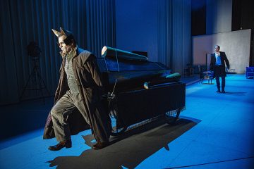 Helsingin Kaupunginteatteri – Humiseva harju – Kuvassa Matti Olavi Ranin ja Markus Järvenpää – Kuva © Robert Seger
