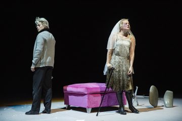Helsingin Kaupunginteatteri – Humiseva harju – Kuvassa Martti Manninen ja Sonja Pajunoja – Kuva © Robert Seger