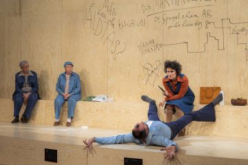 Lilla Teatern – Män kan inte våldtas – På bilden Joachim Wigelius, Pia Runnakko, Robert Kock och Minttu Mustakallio – Foto Sanni Siira