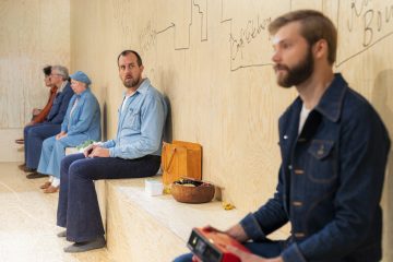 Lilla Teatern – Män kan inte våldtas – På bilden Minttu Mustakallio, Joachim Wigelius, Pia Runnakko, Robert Kock och Alexander Wendelin – Foto Sanni Siira