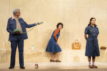 Lilla Teatern – Män kan inte våldtas – På bilden Joachim Wigelius, Minttu Mustakallio och Ulriikka Heikinheimo – Foto Sanni Siira