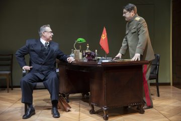 Helsingin Kaupunginteatteri – Stalinin suloinen ruoska – Kuvassa Pekka Huotari ja Sixten Lundberg – Kuva © Stefan Bremer