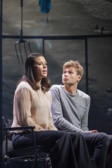 Lilla Teatern – Den besynnerliga händelsen med hunden om natten – På bilden Cecilia Paul, Alexander Wendelin – Foto Otto-Ville Väätäinen