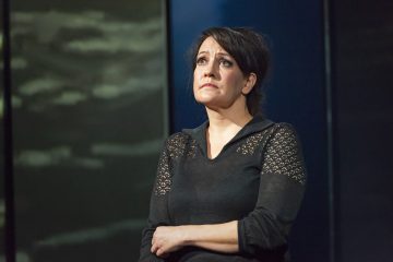 Lilla Teatern – Den besynnerliga händelsen med hunden om natten – På bilden Vuokko Hovatta – Foto Otto-Ville Väätäinen