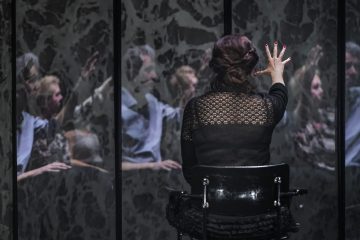 Lilla Teatern – Den besynnerliga händelsen med hunden om natten – Foto Otto-Ville Väätäinen