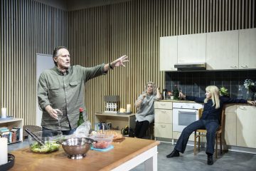 Helsingin Kaupunginteatteri – Lapset – Kuvassa Jukka-Pekka Palo, Aino Seppo ja Jaana Saarinen
