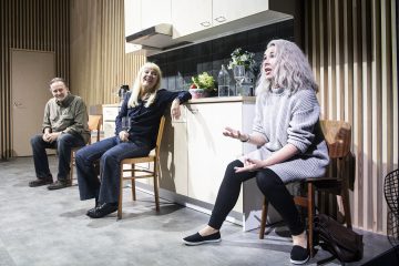 Helsingin Kaupunginteatteri – Lapset – Kuvassa Jukka-Pekka Palo, Jaana Saarinen ja Aino Seppo – Kuva Uupi Tirronen