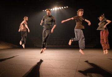 Helsingin Kaupunginteatteri – Gravity – Kuvassa Oskari Turpeinen, Jyrki Kasper, Justus Pienmunne, Sanni Giordani – Kuva Petra Tiihonen
