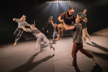 Helsingin Kaupunginteatteri – Gravity – Kuvassa Heidi Naakka, Kalle Lähde, Oskari Turpeinen, Justus Pienmunne, Anni Koskinen, Sanni Giordani, Jyrki Kasper, Mikko Paloniemi – Kuva Petra Tiihonen