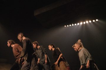 Helsingin Kaupunginteatteri – Gravity – Kuvassa Oskari Turpeinen, Kalle Lähde, Jyrki Kasper, Anni Koskinen, Justus Pienmunne, Heidi Naakka – Kuva Petra Tiihonen